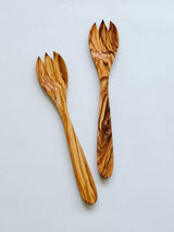 Beautiful sobremesa salad servers.